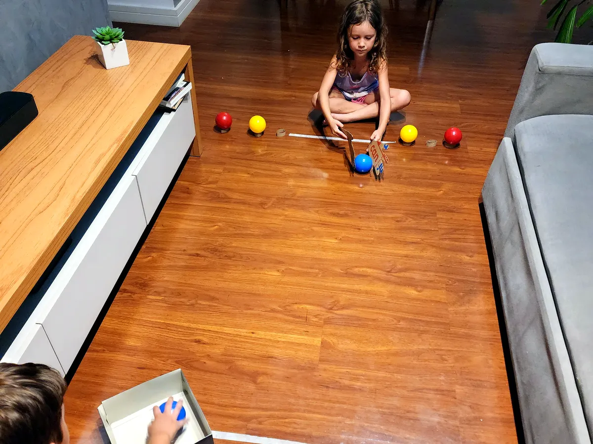 Pega Bolinha com Mão de Papelão