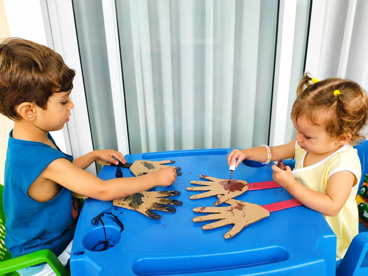Pintando as Unhas de Papelão