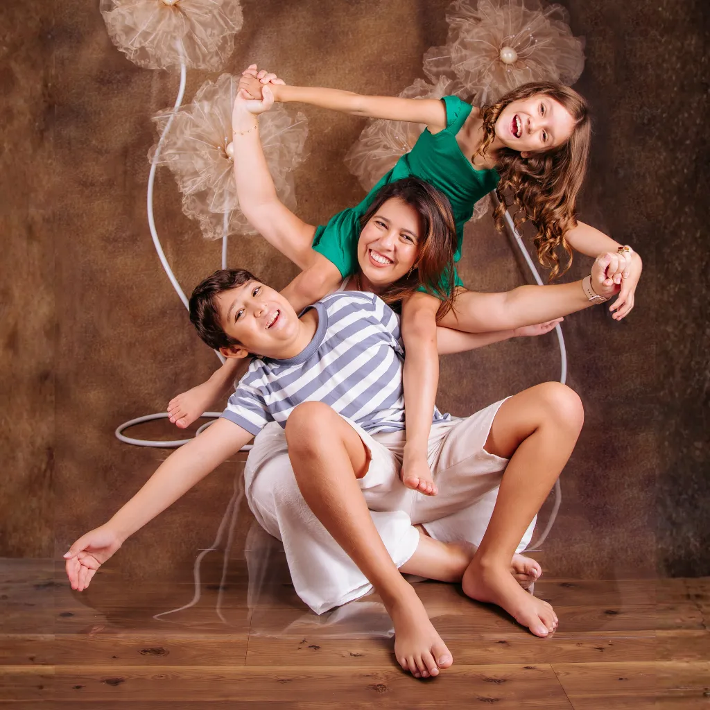 Flávia brincando com Lucas e Bárbara